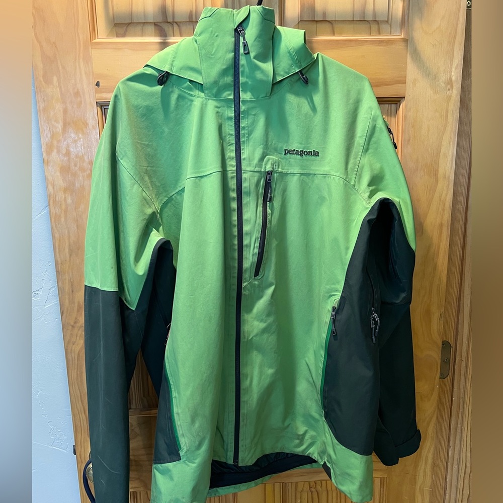 Patagonia ski snowboard jacket. Men’s medium.
